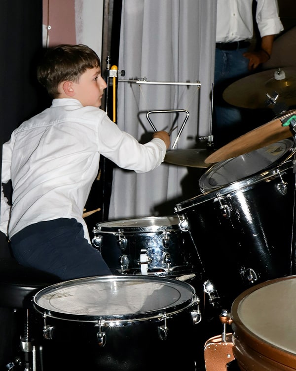 Allievo di Percussioni suona il Triangolo durante i Saggi di Scuola Musica