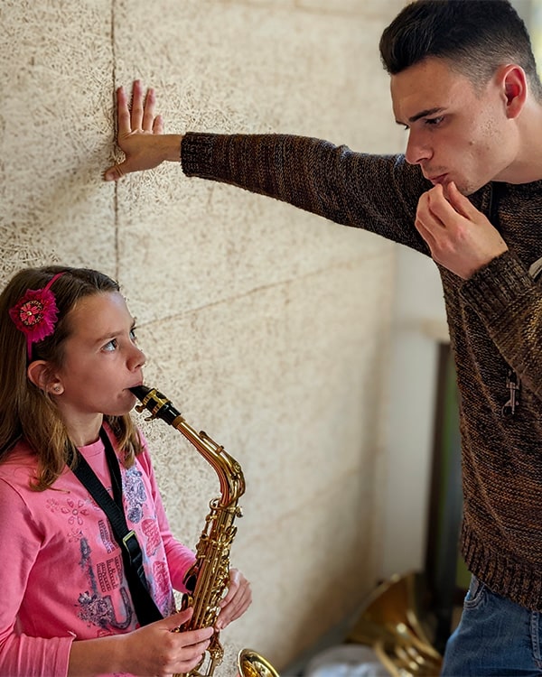 Il docente Marco Signorelli insegna a suonare il Saxofono a un'Allieva