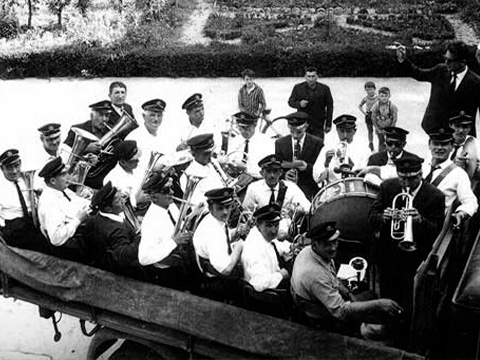 Il bandì di Bolgare suona nel cassone di un furgone nel 1945