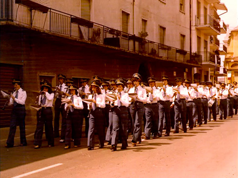 Il Corpo Musicale Sfila in Via Dante nei Primi Anni 70